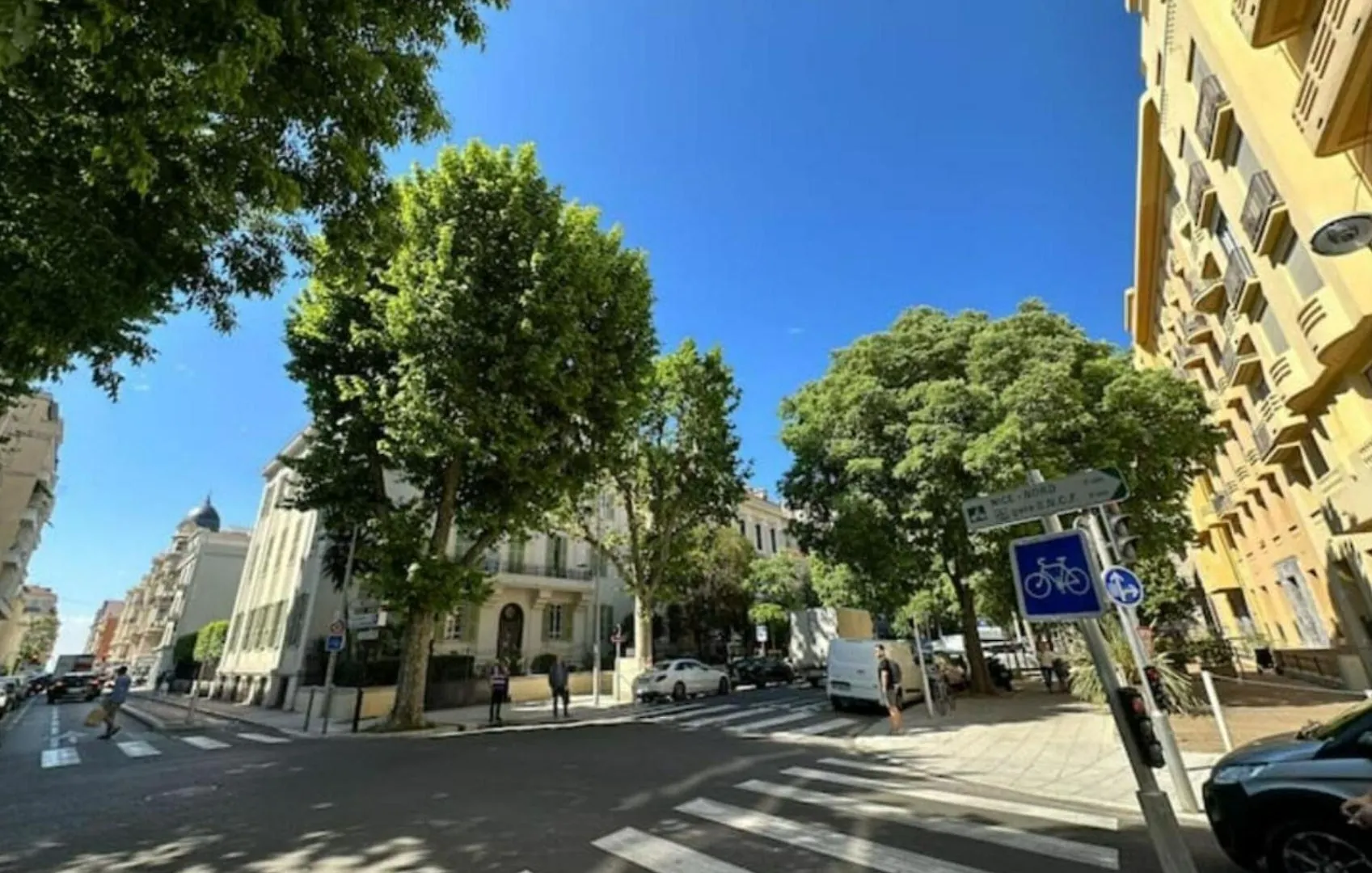 Luxe City Center: 3-Bedroom Apartment with Parking Near Beach Nice France