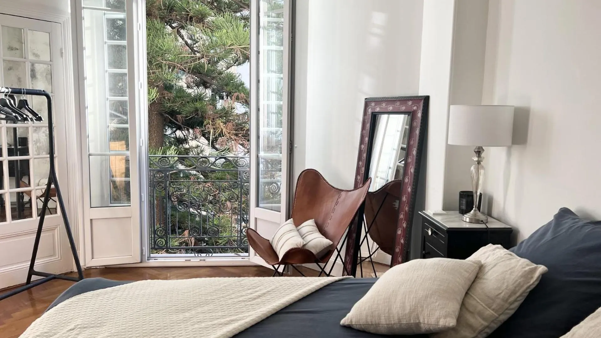 Luxe City Center: 3-Bedroom Apartment with Parking Near Beach Nice
