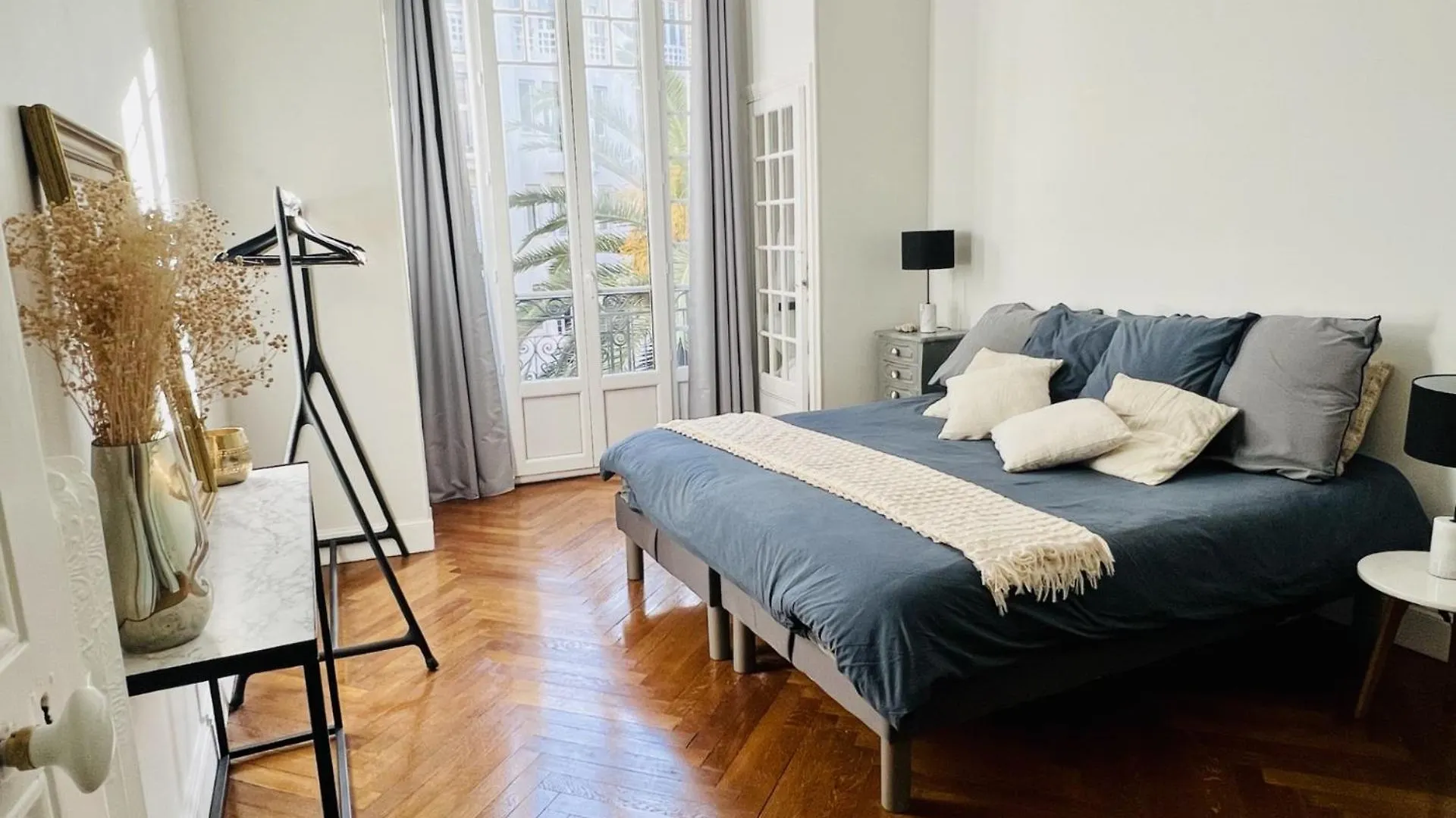 Luxe City Center: 3-Bedroom Apartment with Parking Near Beach Nice