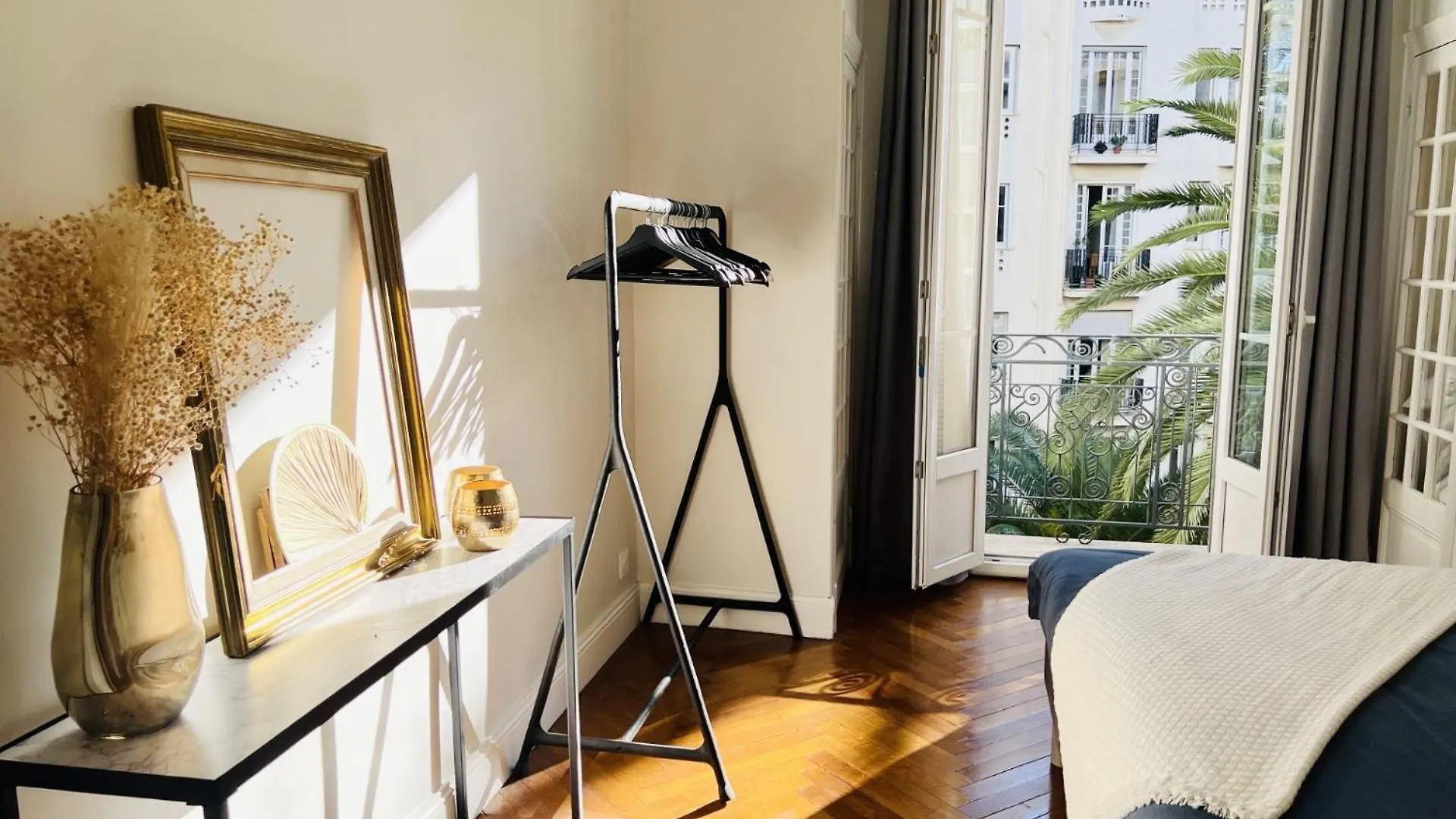 Luxe City Center: 3-Bedroom Apartment with Parking Near Beach Nice